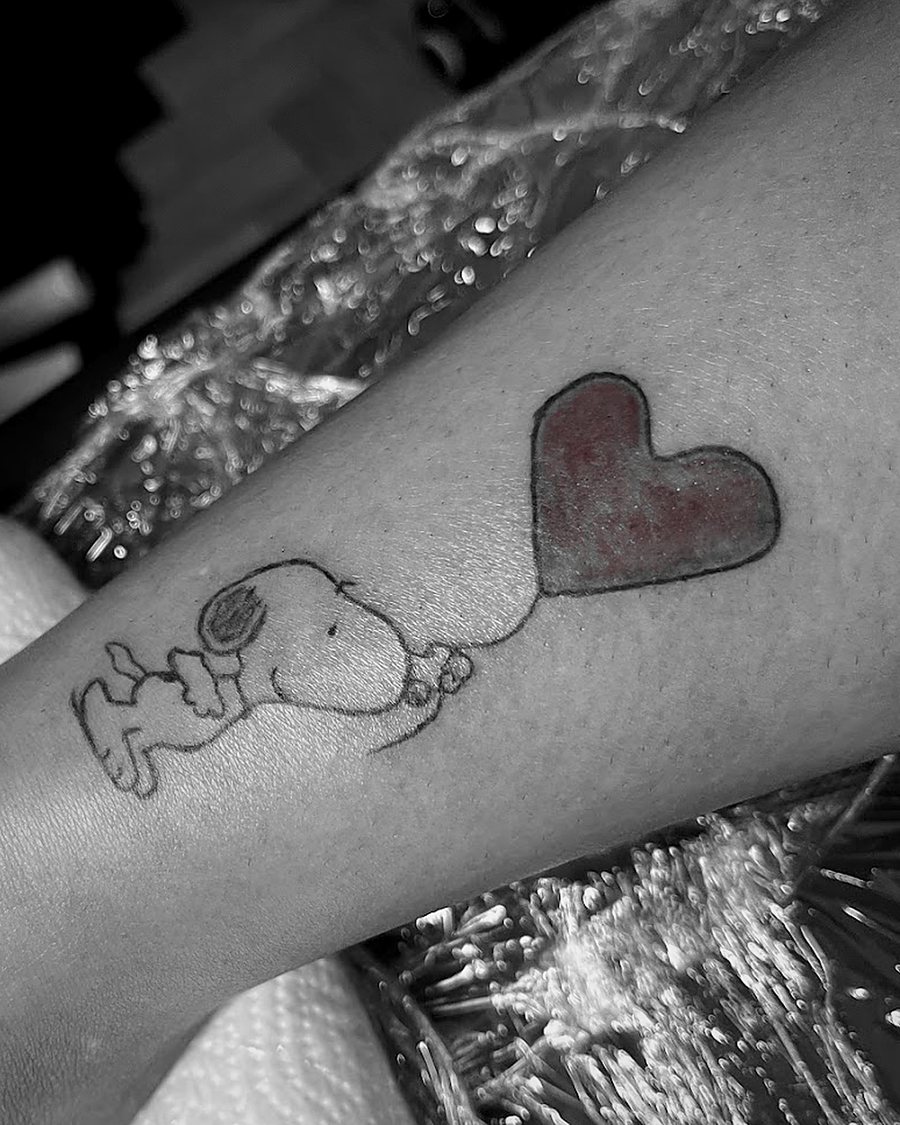 Tinta vermelha e fio fino